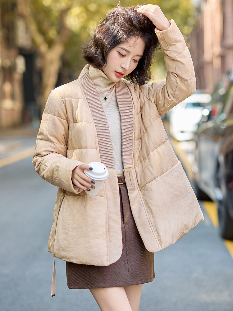 2025年冬季A字小个铜氨丝羽绒服冬装女浴袍式系带收腰V领复古提花,女装羽绒服,韩蜜菓