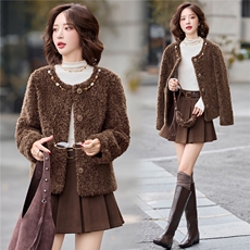 2025年秋冬新款圆领串珠羊羔毛带小挎包皮毛一体外套，女装羊羔毛/颗粒绒，鑫鑫美