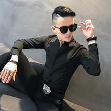 黑色