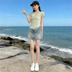 气质温柔风时尚套装裙女夏新款V领蕾丝拼接针织上衣牛仔裙两件套图片