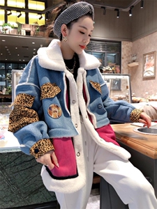 拼色贴标款皮毛一体外套图片