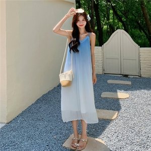 超好看浅蓝色渐变吊带连衣裙女夏季2025法式度假风设计感时髦长裙图片