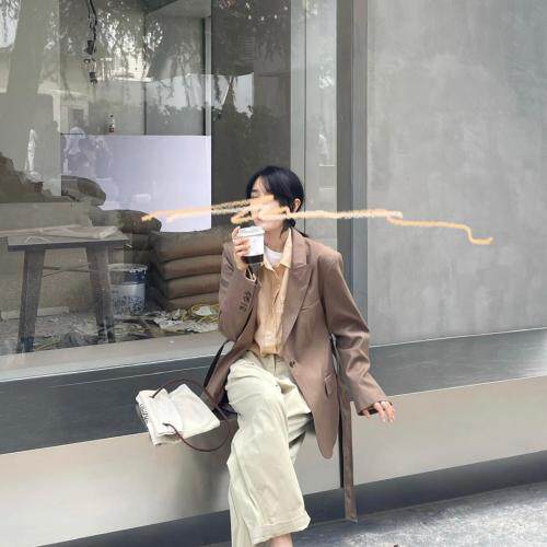 翻驳领两件套西装图片