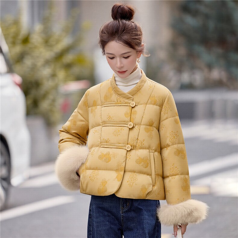 现货2026新中式气质优雅提花真狐狸毛时尚减龄白鹅绒羽绒服,女装羽绒服,时尚俏佳人