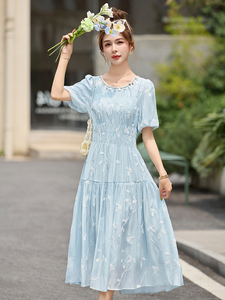 浅蓝色刺绣连衣裙女夏中长款2025今年流行巨好看减龄甜美a字裙子图片
