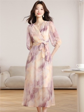 紫粉晕染V领碎花连衣裙女夏2026新款泡泡袖收腰系带显瘦茶歇长裙，女装连衣裙，艾米