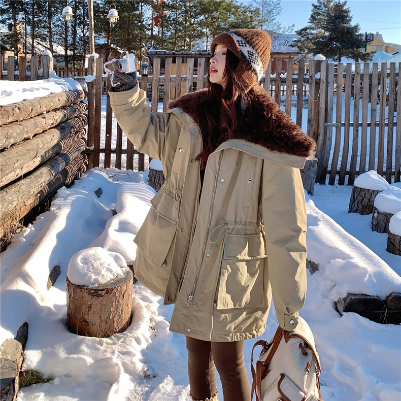 卡其色工装羊羔毛拼接羽绒服2026新款女冬抽绳收腰皮毛一体厚外套，女装羽绒服，2C159