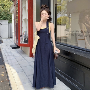 夏季时尚小个子甜美套装裙女2025年新款蓝色牛仔背带裙T恤两件套图片
