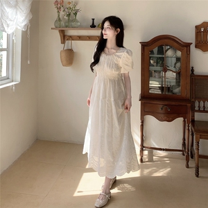蕾丝花边绣花米白色连衣裙女夏2025新款收腰显瘦甜美独特漂亮流行图片