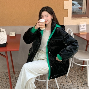 【现货】黑色亮面短款羽绒服女90白鸭绒保暖时尚连帽外套图片