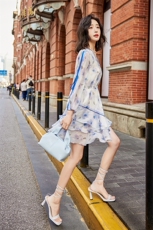 2024夏季新款小众设计V领蓝色碎花连衣裙小个子显瘦A字裙，女装连衣裙，深水步