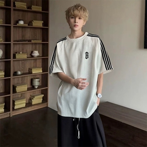 抖音得物品质二开240克宽松纯棉美式潮牌印花三条杠中性风短袖T恤图片