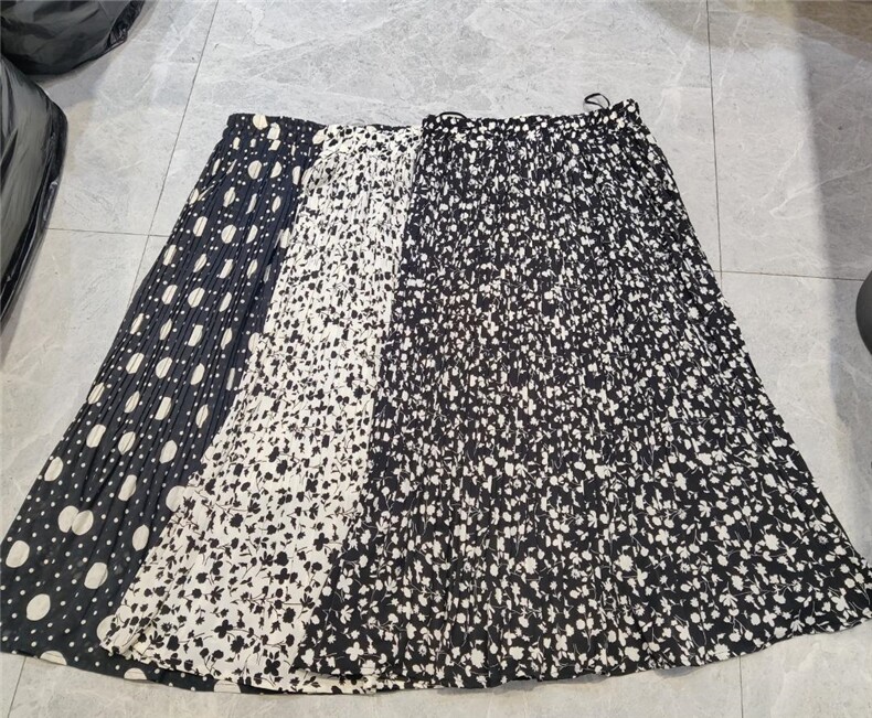 好看的小花、圆点高温压皱半身裙，女装半身裙，简 影
