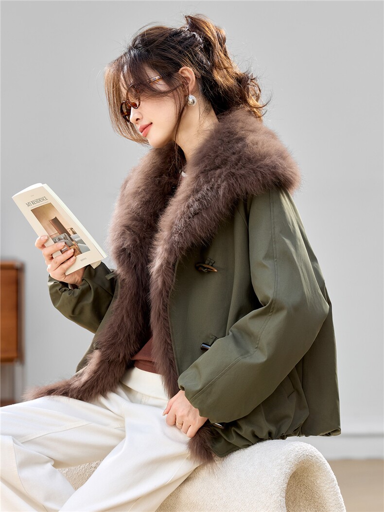 大毛领派克羽绒服女短款2025年冬季新款宽松牛角扣白鹅绒保暖外套,女装羽绒服,琦鑫阁（原依鑫阁）