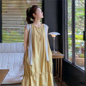 2025巨好看的黄色减龄连衣裙女夏季新款松弛感韩系抽绳无袖A字裙图片