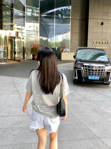 三维立体压花?夜光发光工艺个性字母上衣休闲T，女装，拉菲·玛索