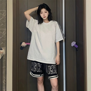 抖音得物品质二开240克宽松纯棉美式潮牌印花三条杠中性风短袖T恤图片