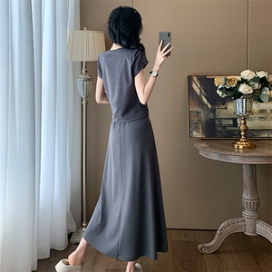 设计感时尚休闲套装女夏季新款修身显瘦圆领开叉上衣半身裙两件套图片