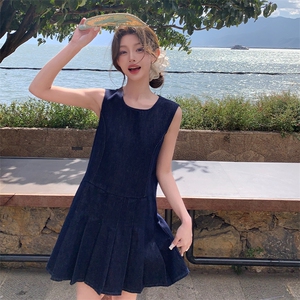 深蓝色无袖牛仔连衣裙女2025夏季新款学院风减龄小个子百褶背心裙图片
