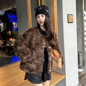 圆领牛角扣皮毛一体外套时尚女短款毛绒皮草2025秋冬新款宽松上衣图片