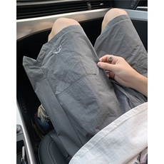 灰绿色