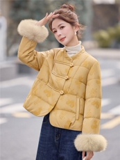 现货2026新中式气质优雅提花真狐狸毛时尚减龄白鹅绒羽绒服，女装羽绒服，卡杰菲
