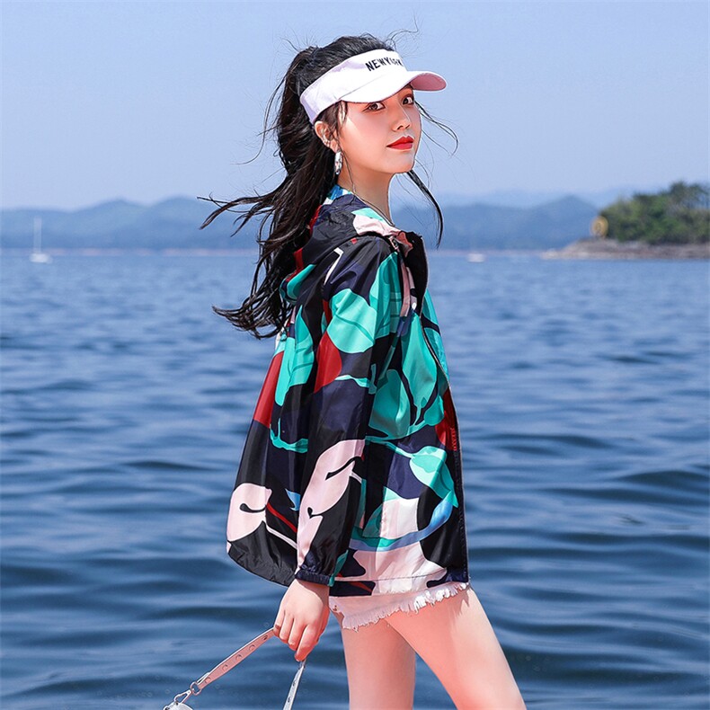 2022年夏季薄款宽松型抽象图案长袖连帽拉链防晒服外套,女装短外套,依倍林