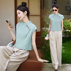 蓝上衣＋米裤子