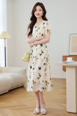 法式轻熟气质连衣裙女装2025年春夏新款收腰显瘦V领精致碎花裙子，女装连衣裙，艾米