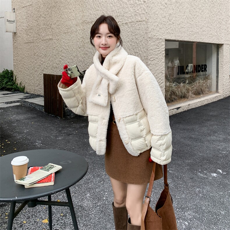 现货-2025年冬季新款羊羔毛拼接羽绒服女90白鸭绒外套配围巾，女装羽绒服，霓裳依族