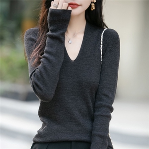 法式简约针织打底衫深V领毛衣女25新款内搭修身显瘦长袖保暖毛衫图片
