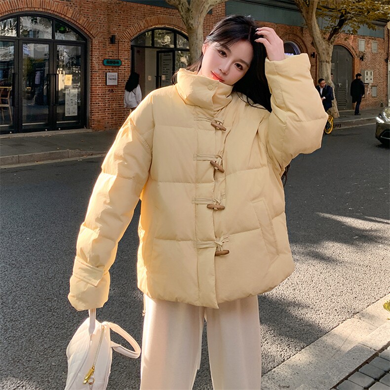 立领奶黄色牛角扣羽绒服女冬季2025新款温柔风奶乎乎爆款高级感,女装羽绒服,蝶眷