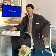 黑色条纹西装