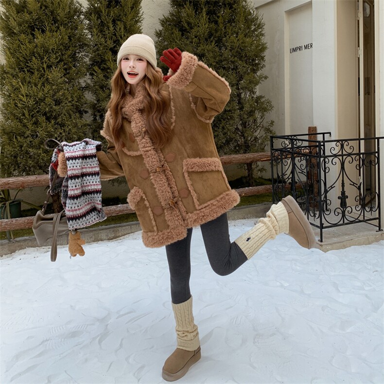 2025新款伯克利学院风牛角扣火焰复合皮毛一体女182-8679P215K329，女装皮草，帛香坊