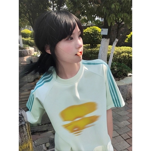 抖音得物品质二开240克宽松纯棉美式潮牌印花三条杠中性风短袖T恤图片