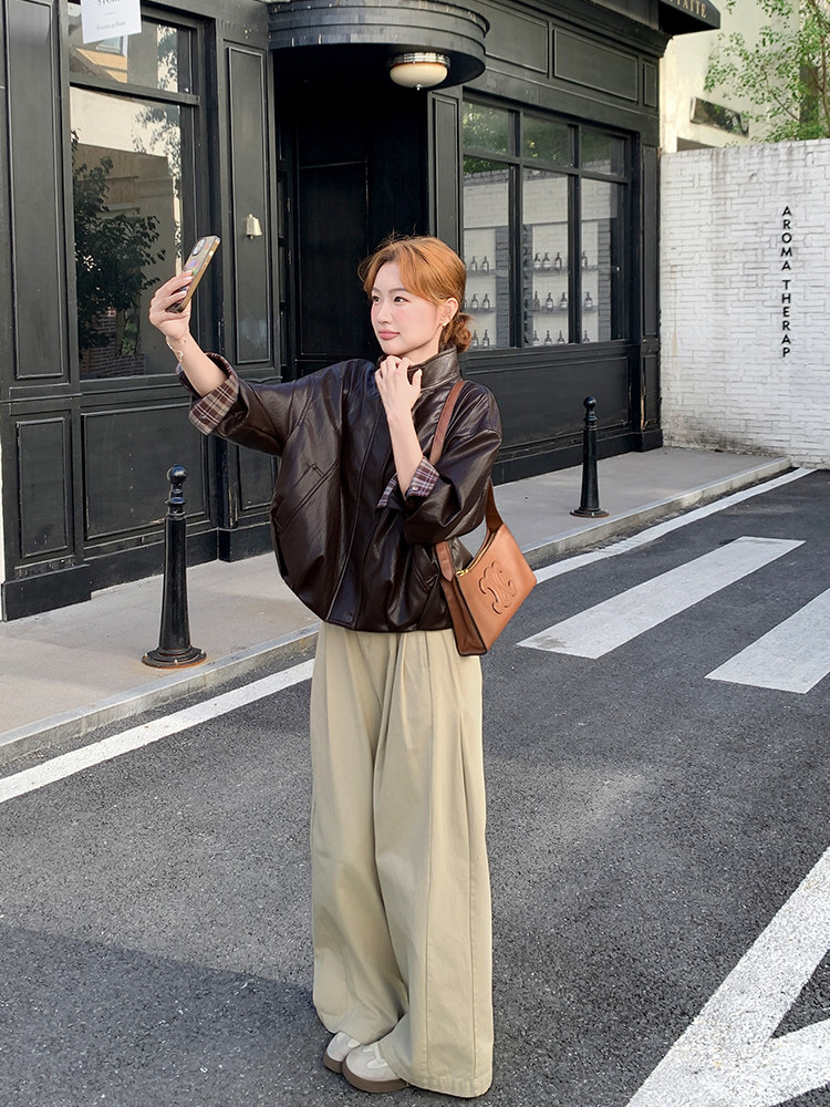 咖色格子拼接皮衣外套女秋季2025新款韩版宽松显瘦夹克上衣,女装短外套,纯色衣恋
