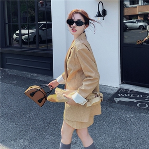 超火气质穿搭卡其色西装女春秋2025新款高级感西服短裙图片
