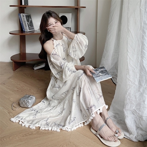 设计感露肩印花挂脖连衣裙女2025新款夏季时尚气质清冷感流苏长裙图片
