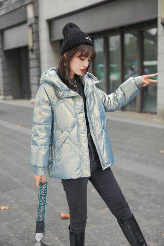 珠光亮面带帽时尚羽绒服，女装羽绒服，平凡人生