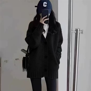 2025年秋季新款百搭女士长袖带兜系扣V领针织开衫图片
