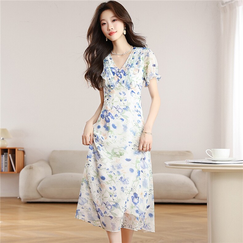 2026白底碎花连衣裙夏季新款女装海蓝花屿泡泡袖收腰雪纺裙，女装连衣裙，艾米