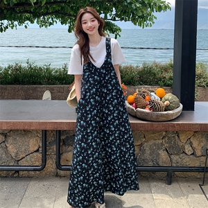 海边度假碎花背带裤女2025夏季新款韩系慵懒风宽松显瘦阔腿连体裤图片