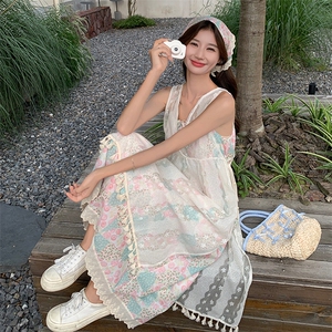 夏季穿搭一整套女2025新款慵懒度假风蕾丝罩裙碎花吊带长裙图片