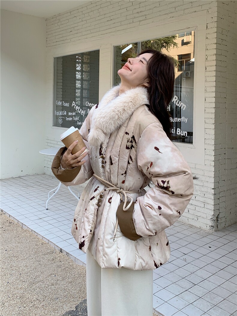 新中式轻熟风晕染碎花真毛领羽绒服女2025冬季系带收腰白鸭绒外套,女装羽绒服,艾米莉亚