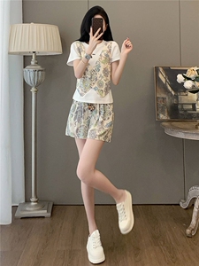 重工减龄时尚套装女夏设计感圆领印花马甲假两件套阔腿短裤两件套图片