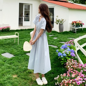 法式复古v领条纹连衣裙女2025夏季新款韩版收腰显瘦甜美茶歇长裙图片