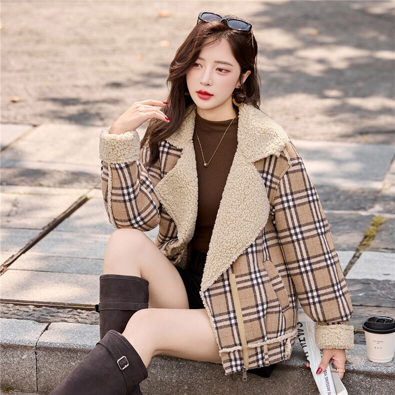 格子皮毛一体外套女秋冬款短款复古加厚保暖,女装短外套,依多米