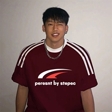 酒红色