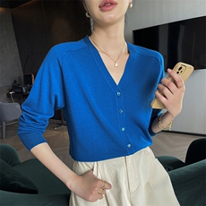 2025春夏新款圆领系扣纯羊毛针织开衫女减龄休闲百搭纯色轻薄外套，女装蕾丝衫/雪纺衫，玖雪绒羊绒