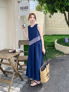 蓝色条纹拼接连衣裙女2025夏季新款复古轻熟风显瘦时尚无袖背心裙图片
